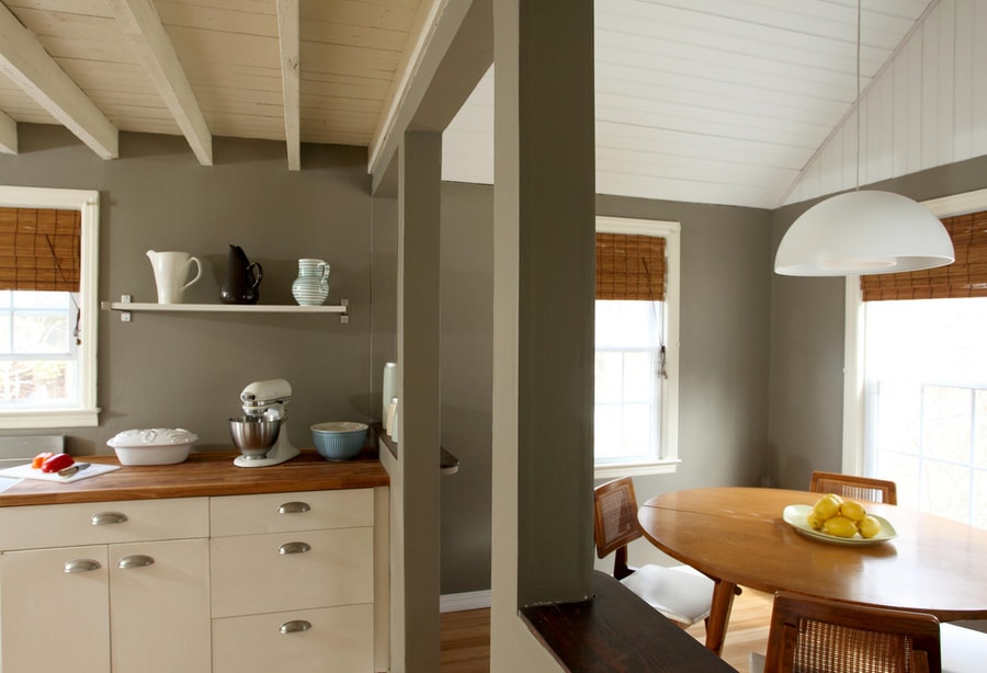 В случае   расположение кухни   на чердаке потребуется помощь архитектора и дизайнера интерьера, чтобы позаботиться обо всех деталях
